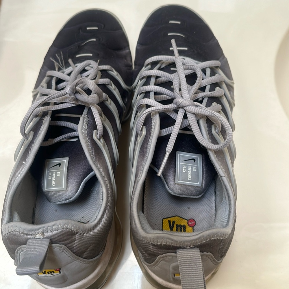 Nike light gray hardly wear good shape